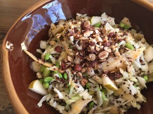 Kålrabisalat med pære og spidskål