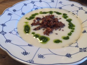 Blomkålssuppe med persillepesto og rugbrødscroutoner
