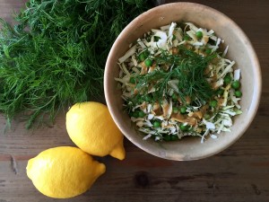 Salat med spidskål, ærter og dild