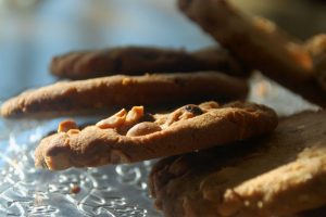 Småkager med peanuts og peanutbutter
