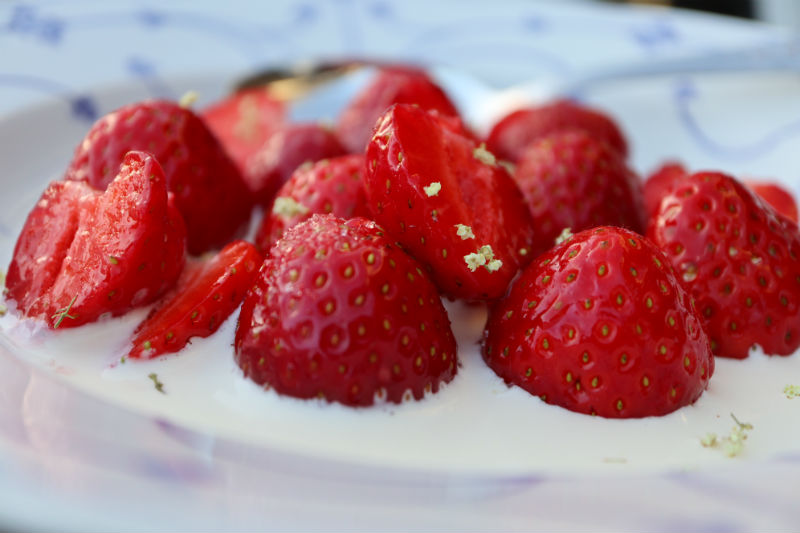 Friske jordbær overhældt med fløde