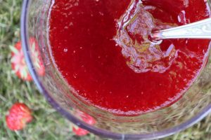 Hjemmelavet jordbærmarmelade med en smag af hyldeblomster