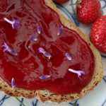 Jordbærmarmelade med hyldeblomster