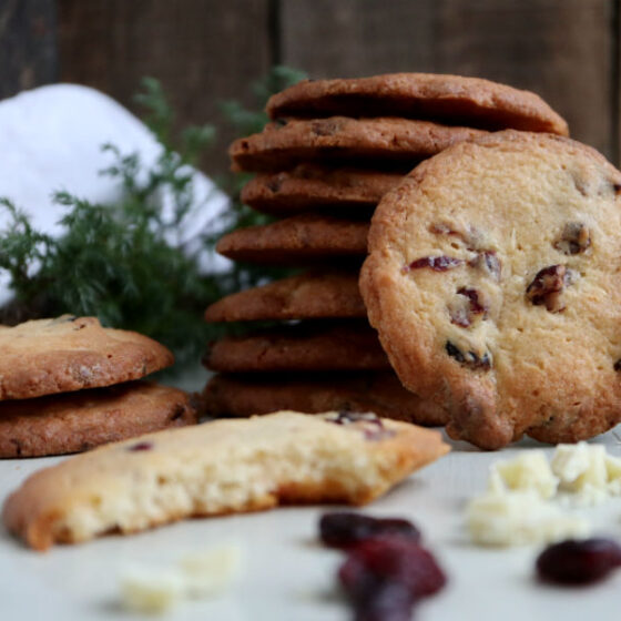 Cookies med hvid chokolade, tranebær og marcipan