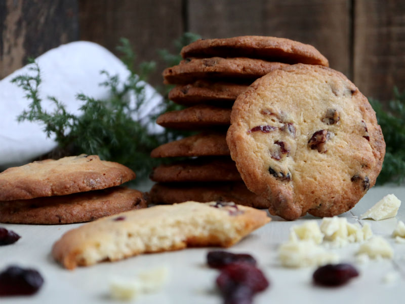 Cookies med hvid chokolade, tranebær og marcipan