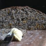 Hjemmebagt grydebrød med græskar og sesam