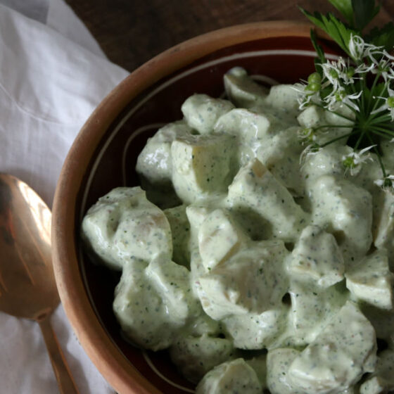 Kartoffelsalat med ramsløgpesto