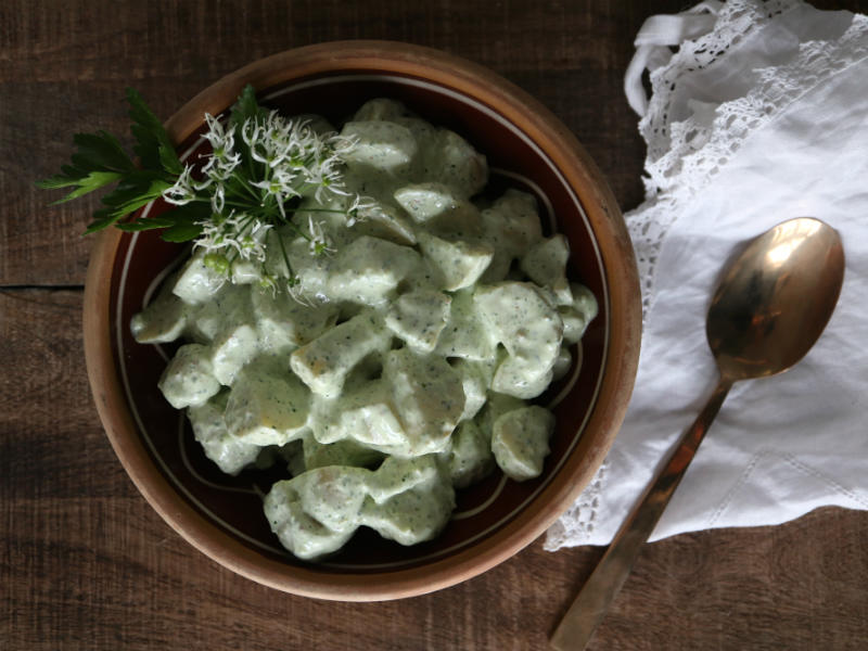 Kartoffelsalat med ramsløgpesto