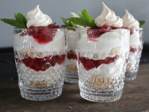 Hjemmelavet rabarber Eton Mess