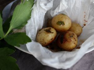 Kartofler på grillen: Kartoffelpakker med løvstikke