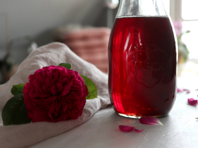 Hjemmelavet rosensirup