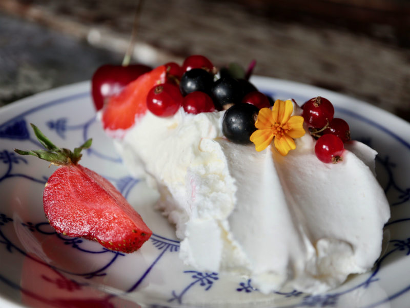 Hjemmelavet pavlova med sommerbær