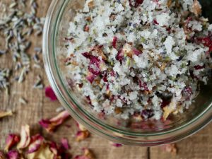 Sukkerbodyscrub med rose og lavendel