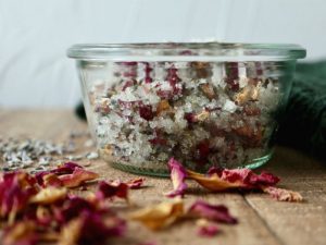 Sukkerbodyscrub med rose og lavendel