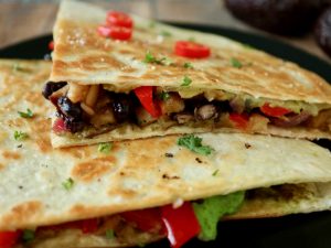 Quesadillas med sorte bønner og avocado