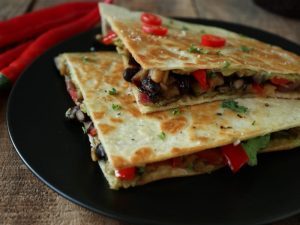 Quesadillas med sorte bønner og avocado
