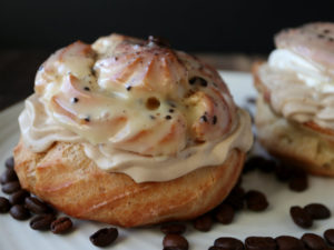 Fastelavnsboller af vandbakkelser med mokkacreme