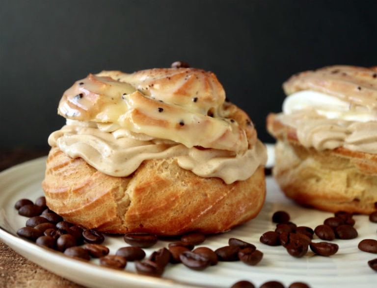Eclairs med karamel | Opskrift på vandbakkelser med karamelfyld