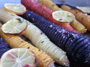 Hasselback gulerødder med citron og honning