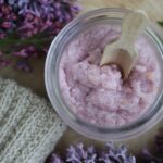 Bodyscrub med syrenblomster og citron