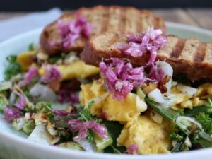 Æggesandwich med grov pesto og syltede purløgsblomster