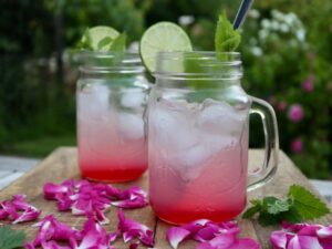 Agua fresca med rose, citronmelisse og lime