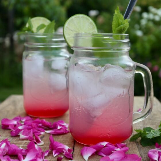 Agua fresca med rose, citronmelisse og lime