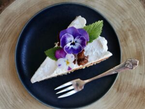 Citron-marcipankage med hyldeblomstcreme