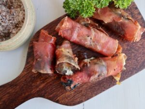 Grillede dadler med serrano og mascarpone