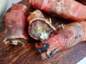 Grillede dadler med serrano og mascarpone