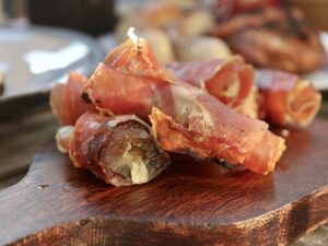 Grillede dadler med serrano og mascarpone