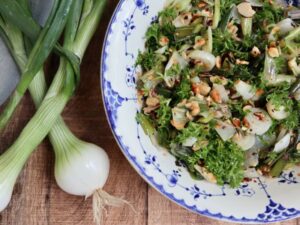 Grov pesto af forårsløg og hasselnødder