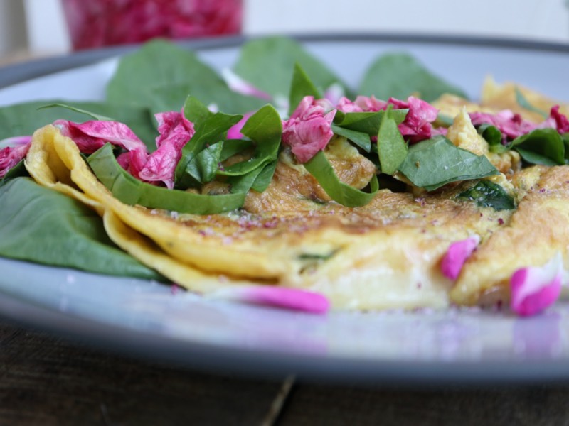 Omelet med spinat, ost og syltede rosenblade