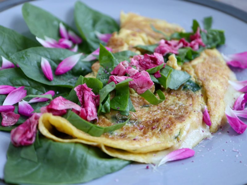 Omelet med spinat, ost og syltede rosenblade