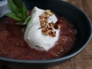 Rabarbergrød med råcreme og mandelkrokant