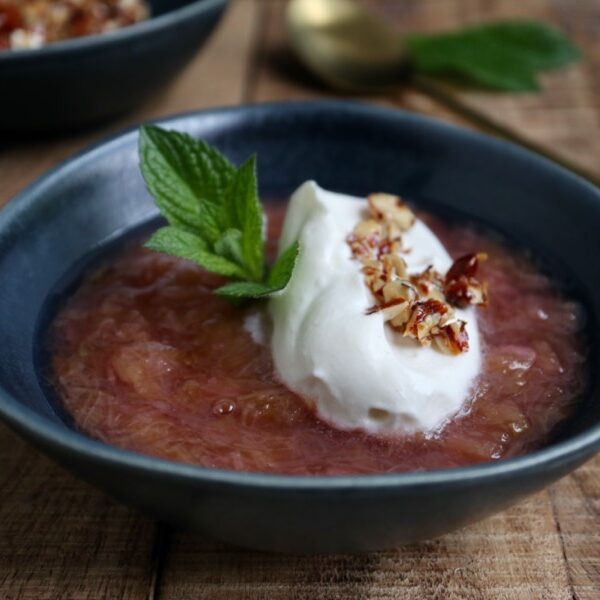 Rabarbergrød med råcreme og mandelkrokant