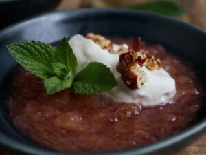 Rabarbergrød med råcreme og mandelkrokant
