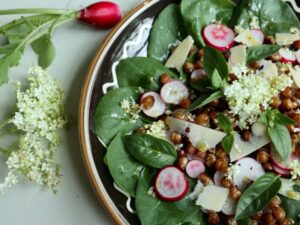 Spinatsalat med ristede kikærter, radiser og ost