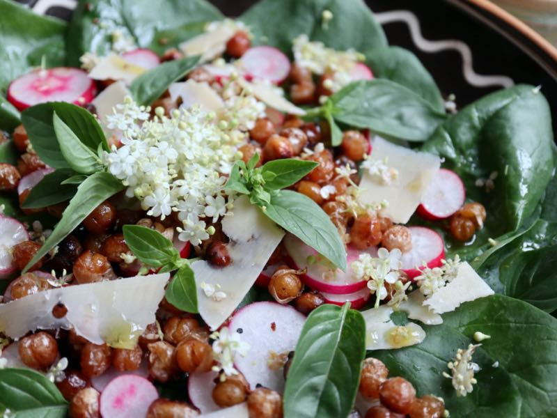 Spinatsalat med ristede kikærter, radiser og ost