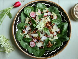 Spinatsalat med ristede kikærter, radiser og ost
