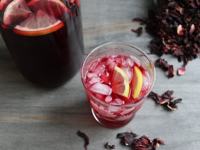 Hjemmelavet agua fresca med hibiscus