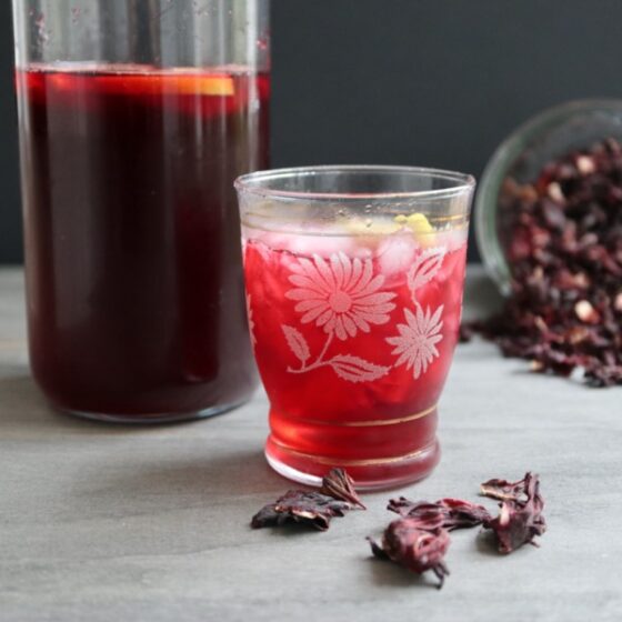 Hjemmelavet agua fresca med hibiscus