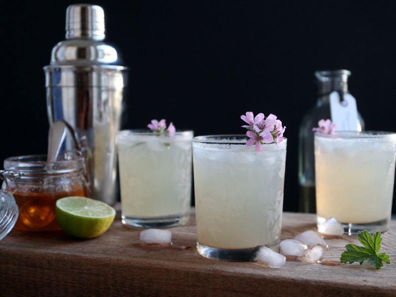 Cocktail med rosengeraniumsnaps, citronsirup og ginger ale