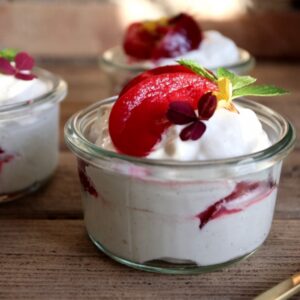 Eton Mess med syltede blommer i rom