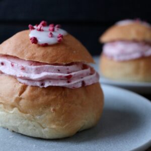 Semlor: Svenske fastelavnsboller med hindbærskum