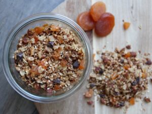 Hjemmelavet granola med abrikoser og chokolade