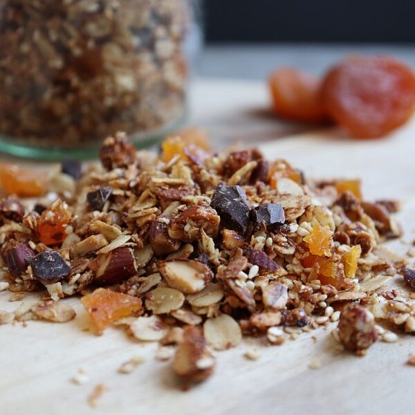 Hjemmelavet granola med mandler, abrikoser og chokolade