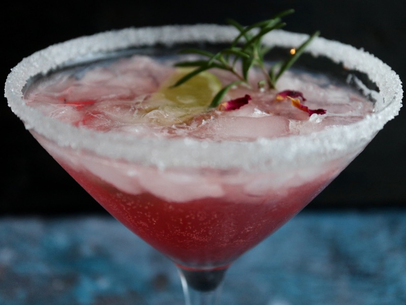 Lav din egen pink gin cocktail