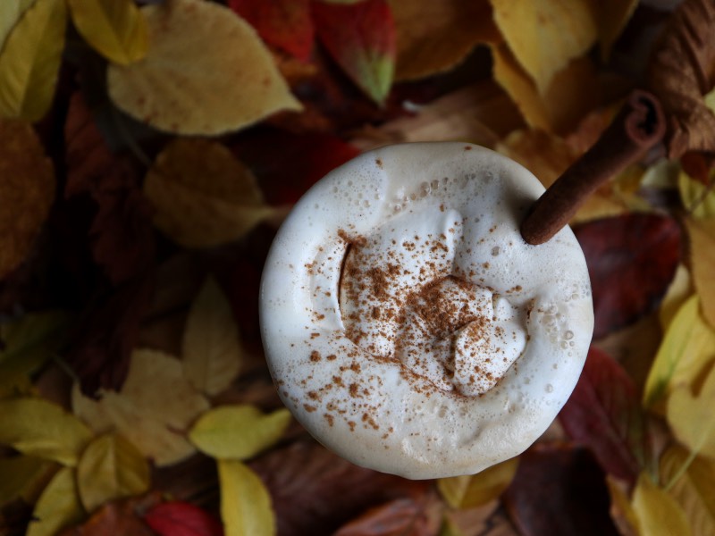 Lav din egen pumpkin spice latte med efterårskrydderier