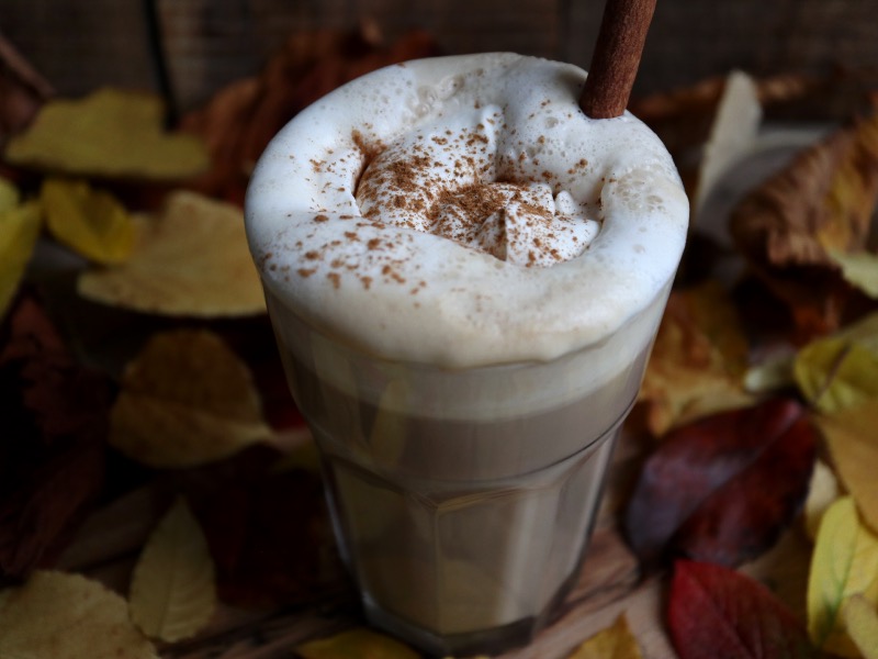 En lækker hjemmelavet café latte med græskarsmag